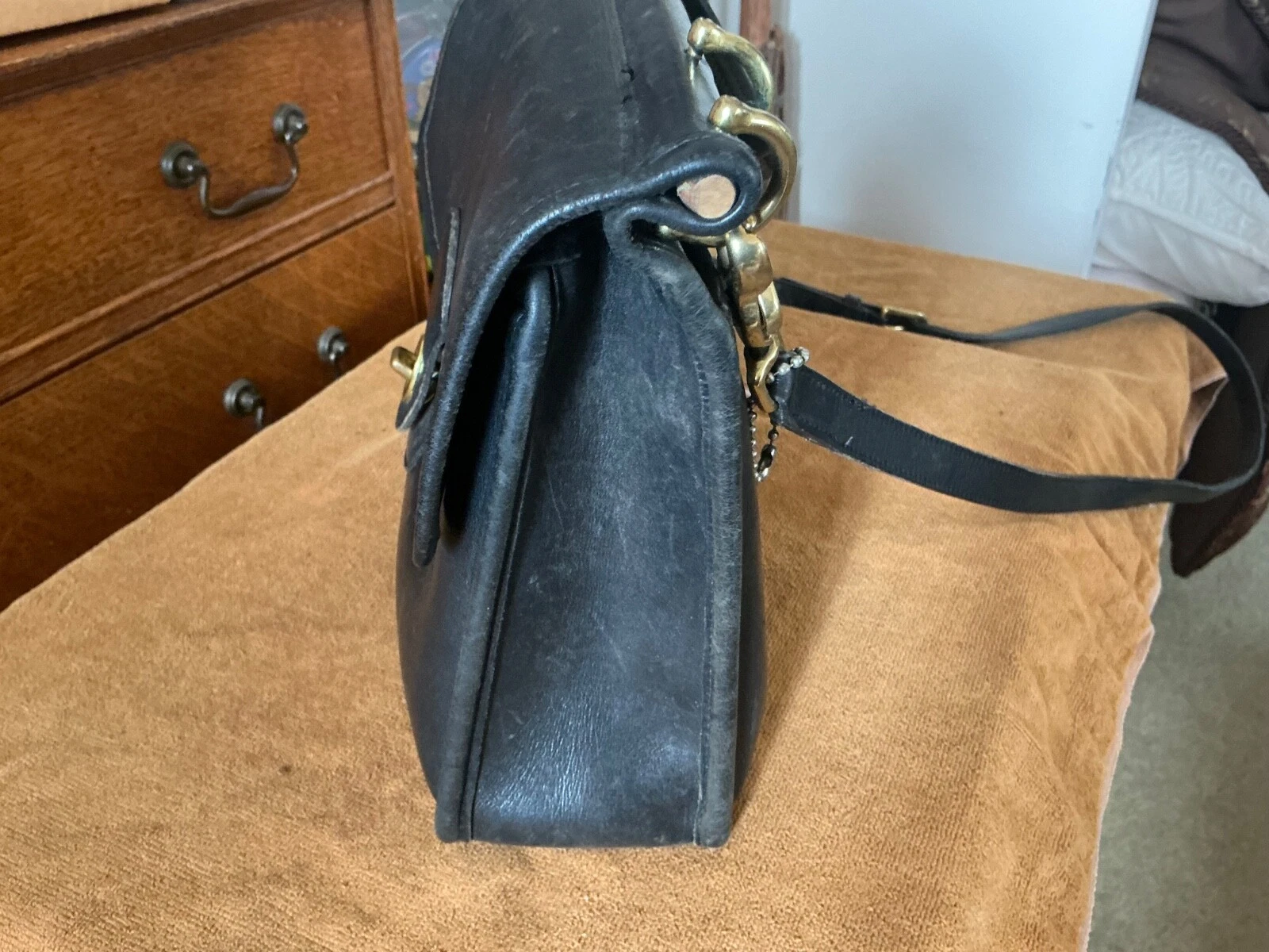 Borsa vintage Coach assistente di volo in pelle nera con cartellino da appendere timbrata all'interno.