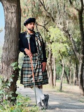17th Century Traditional Scottish Great Kilt Available in 50  Tartans For Men's