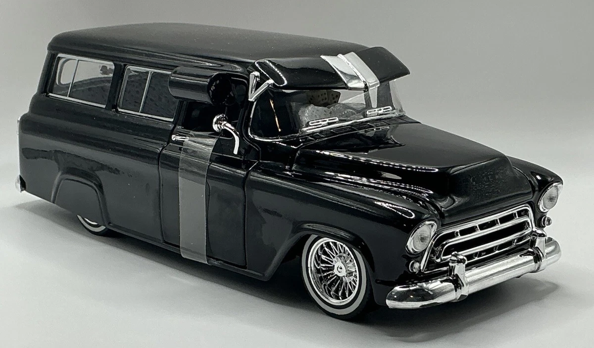 ミニカー 2000 Chevy Suburban Lowrider 1:24 ミニカー 2000 Chevy Suburban Lowrider 1:24 2000 Chevy Suburban