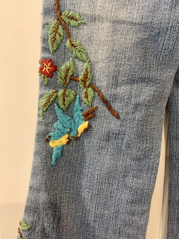 Pantalones de mezclilla para niñas Little Mass bordados flores pájaros Foto 4 de 4