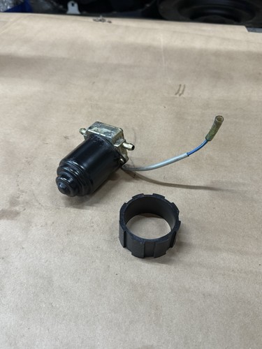 OEM YAMAHA OIL FEED PUMP  ( REMOTE OIL TANK ) PN# 6E5-81900-01-00 (B-109)