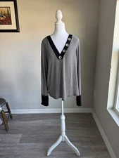 Sugarfox women’s black&white checked pullover top 