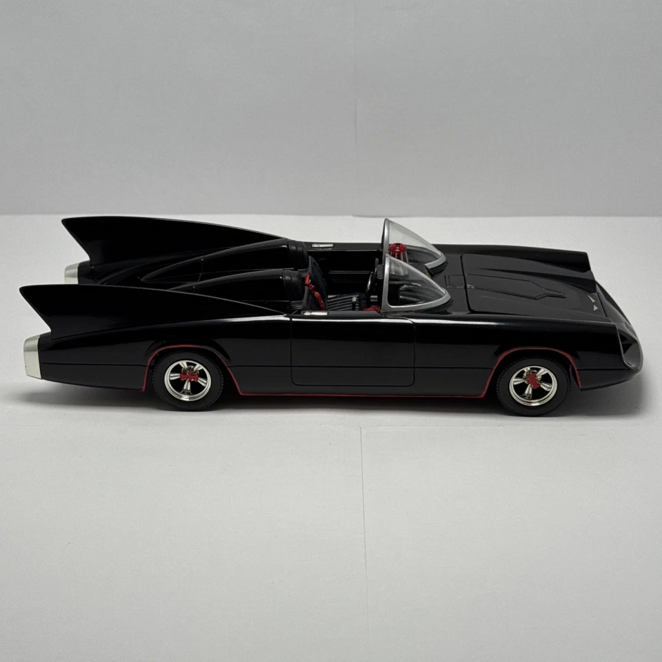 Johnny Lighting Batmobile 1/24 Scale Model Kit 6904 DC Comic Model Car - No Box - Image 2 of 4