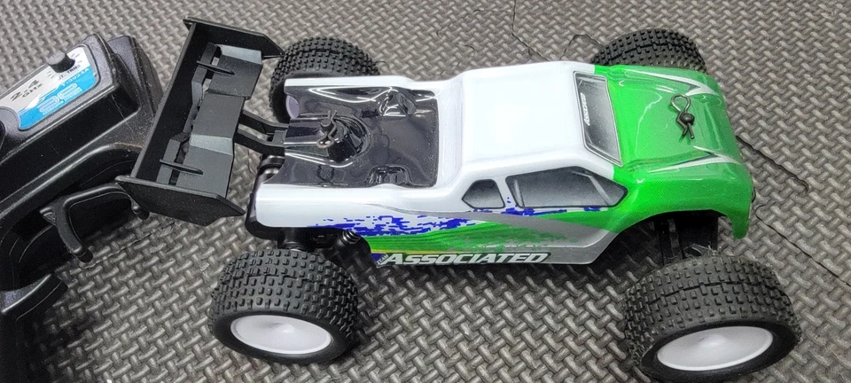 New TR28 1:28 Scale Team Associated RTR Truggy Mini RC Truck RC10 Rare TR-28 Car - Image 3 of 4
