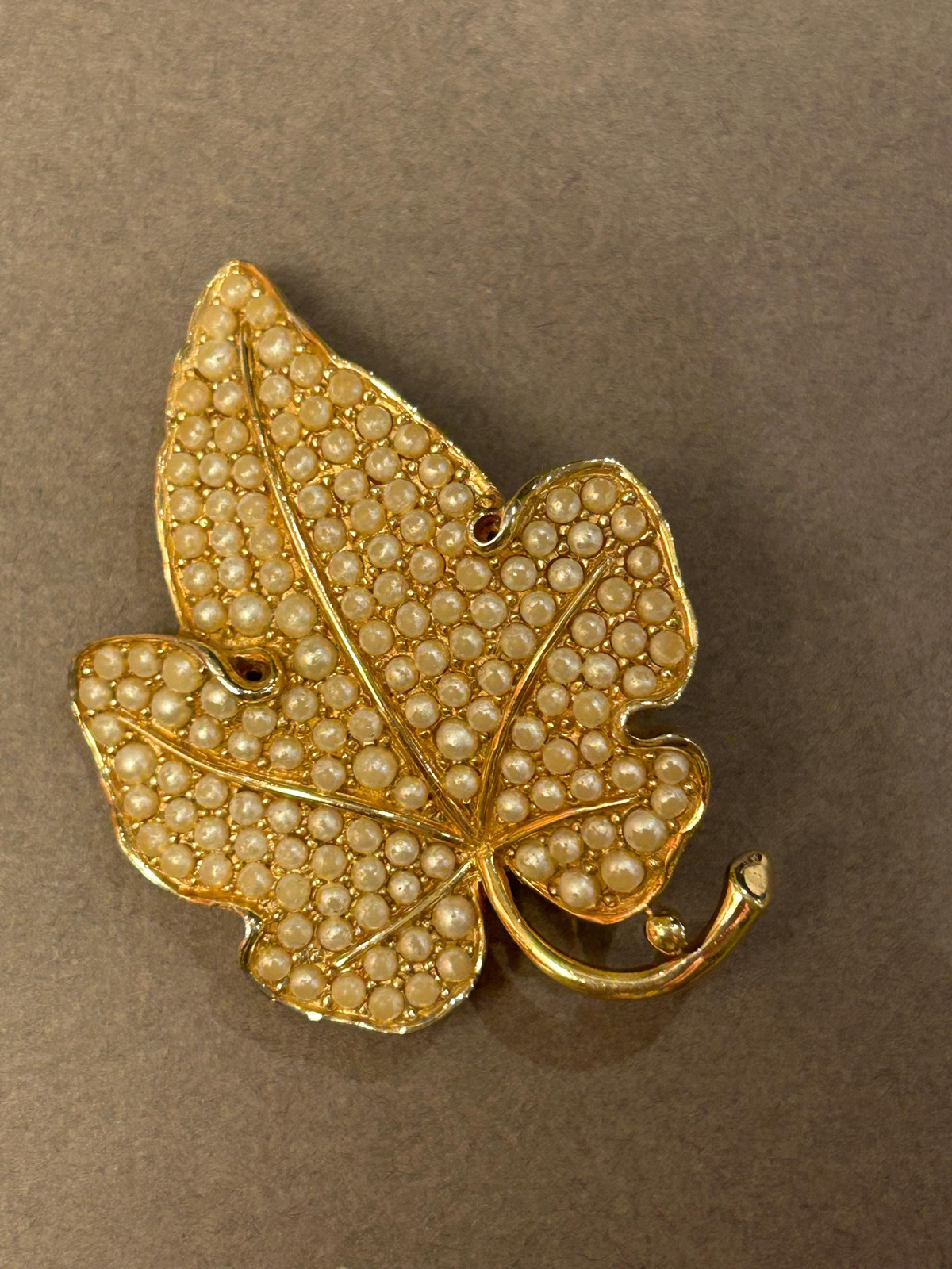 Pennino  Vintage Gold Leaf Brooch with Faux Pearls - Classic Retro Pin for Coll