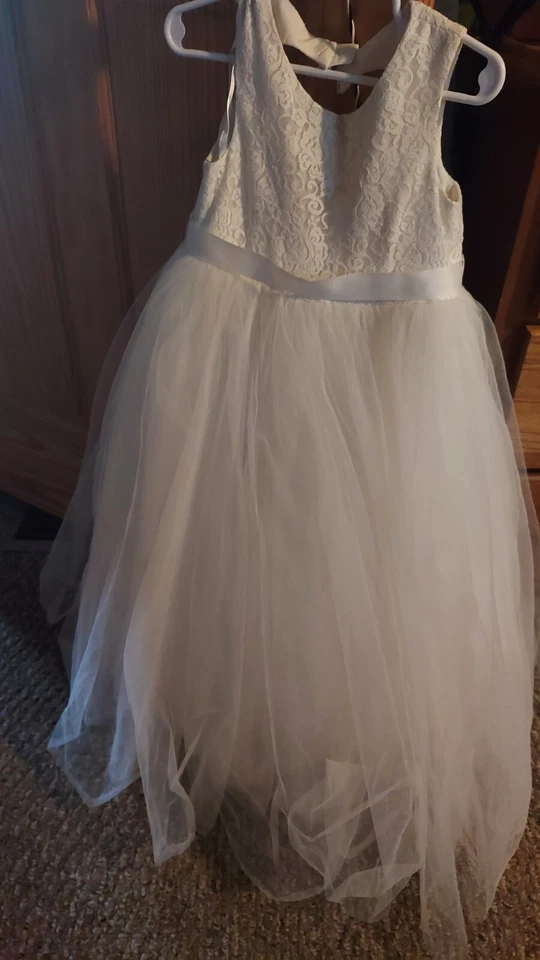 Vestido de novia niña flor David. Tiene una hermosa forma de corazón en la parte posterior Foto 3 de 3