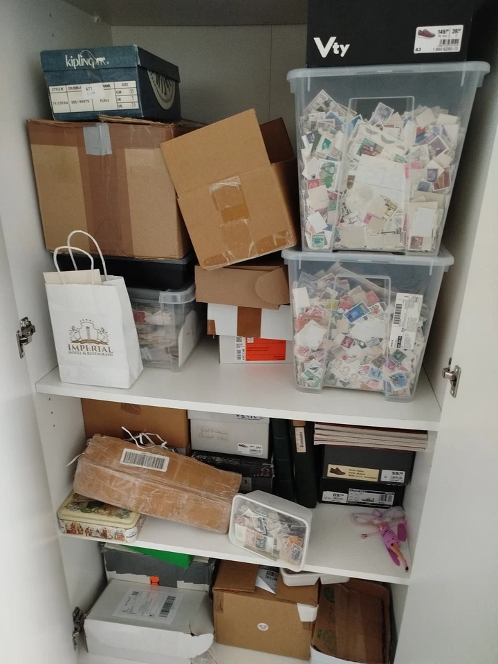 200 World Wide postage stamps.  Randomly selected World post stamps. Timbres. - Image 3 of 4