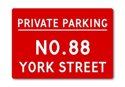Personalisiertes privates Parkplatzschild aus Metall perfekt für Einfahrten Garagen halten