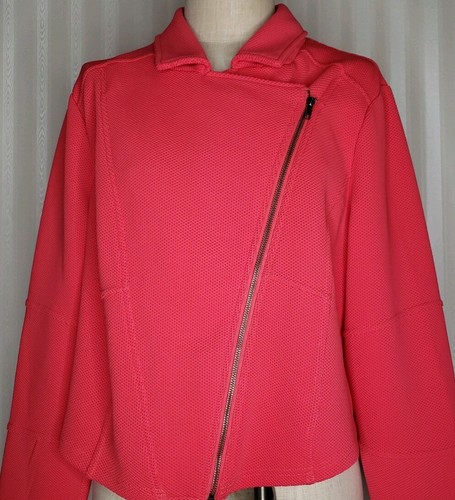 Chaqueta de Motocicleta Torrid para Mujer Talla Plus Texturizada Rosa Asimétrica Cremallera Recortada Usada en Excelente Condición - Imagen 3 de 11