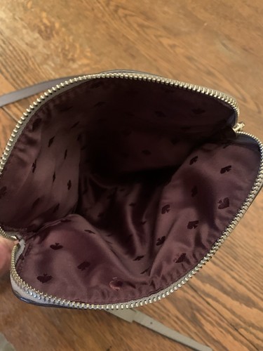 BOLSO BANDOLERA KATE SPADE~GEORGIA CARTER~TEXTURIZADO CON GUIJARROS~GRIS~CUERO~VER DETALLE - Imagen 14 de 20