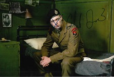 Caleb Landry Jones Autogramm signed 20x30 cm Bild