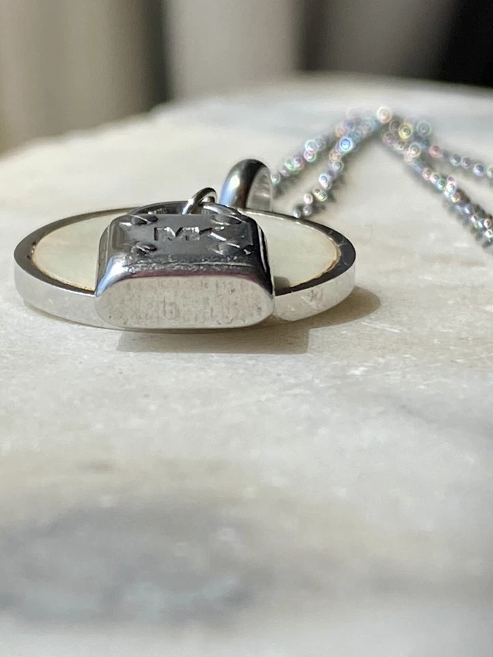 Collar MK tono plata bloqueo mop Foto 3 de 4