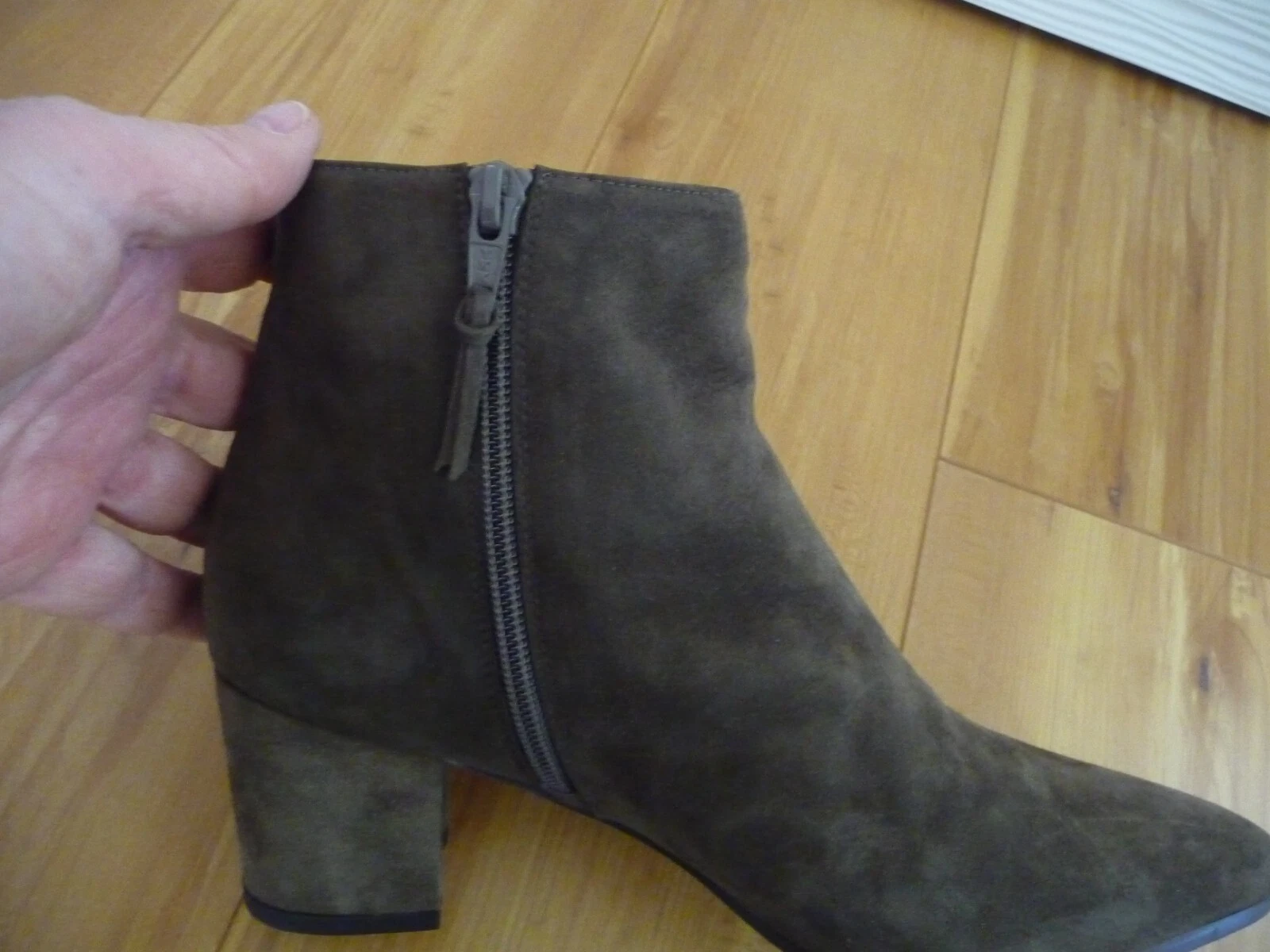 STUART WEITZMAN STUART WEITSMAN OLIVE GREEN SUEDE SIDE ZIP ANKLE BOOTIES DISPLAY MODEL SIZE 8 W