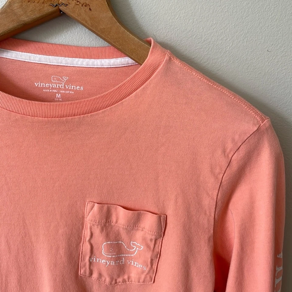 Camiseta VINEYARD VINES Whale Coral Rosa Manga Longa Meninas Tamanho Médio - Imagem 2 de 4