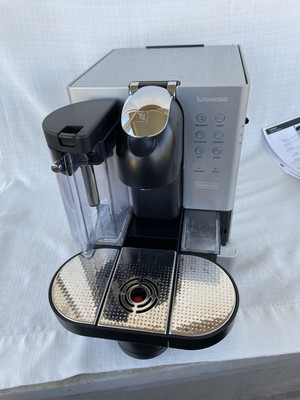 Nespresso Lattissima Coffee and Espresso Machine by DeLonghi EN720