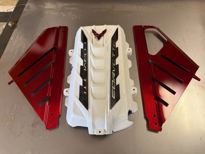 2020/2024 CORVETTE C8 ENGINE COVER EDGE RED & WHITE  APPEARANCE PKG NEW - Bild 1 von 4