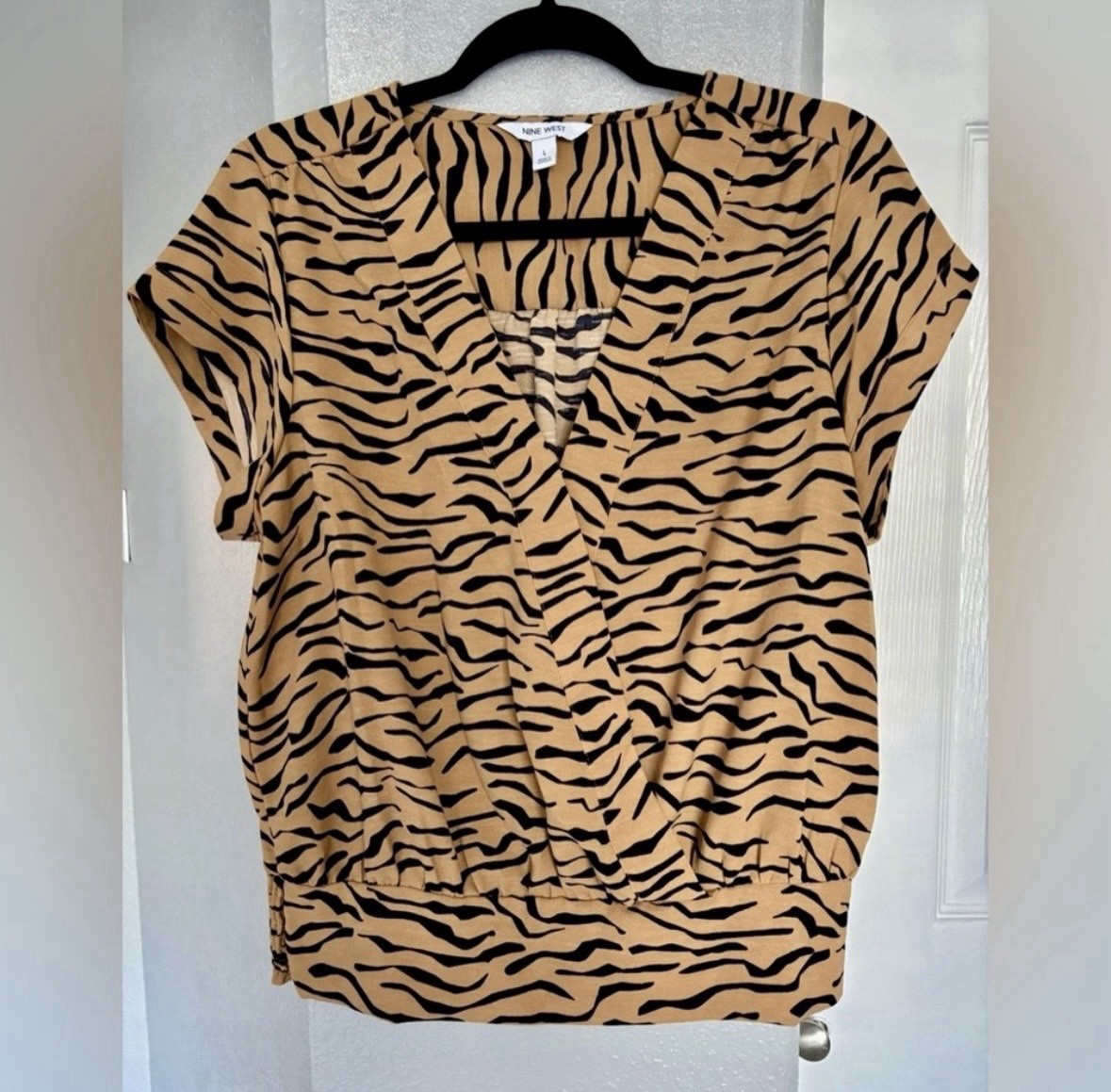Nine West Tan And Black Animal Print Women’s Blouse Size L V Neck Short Sleeves