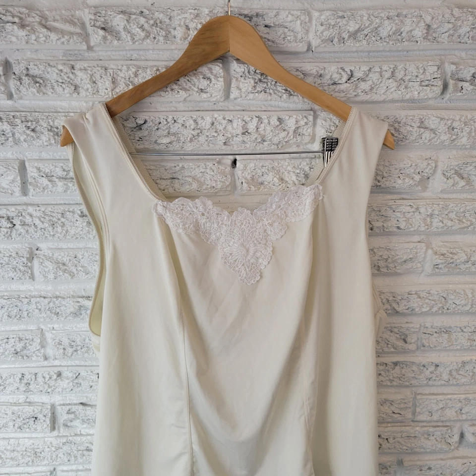 Camiseta sin mangas Cato para mujer 22W 24W Plus blanca con ribete de ganchillo mezcla de polietileno ligera Foto 3 de 4