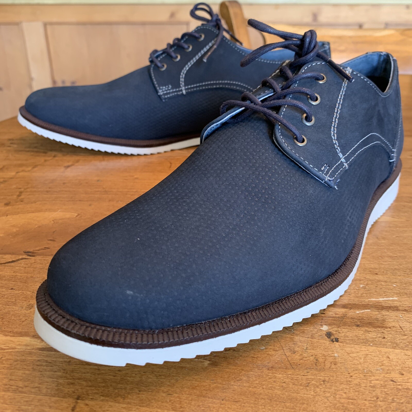 SAOLA Paruno Oxfords pelle traforata blu con suola bianca taglia 10 1 2 M NUOVO