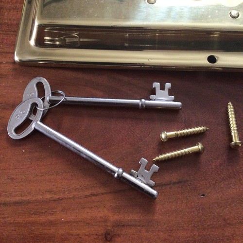 POLISHED BRASS Old vintage retro style door rim lock 2 Keys Restoration - Picture 2 of 8