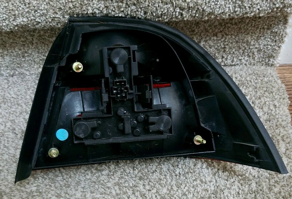 Luz trasera izquierda del lado del conductor SAAB 9-5 1999 2000 2001 usada OEM  Foto 2 de 2