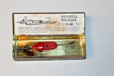 Al Foss Oriental Wiggler No. 4 Red in Green Tin with Hinged Lid Molded Hook