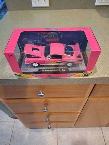 Ford Mustang Fastback 1966 2+2 rosa 1/24 modelo de coche fundido a presión por M2 40300-121 B - Imagen 3 de 6