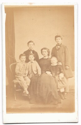 CDV Foto Bürgerfamilie Mutter und ihre vielen Kinder im Studio um 1865