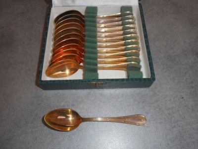 12 CUILLERES A MOKA EN METAL DORÉ L 10 cm XXème