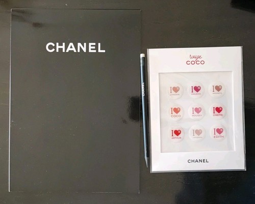 BLOCK NOTES CHANEL CON MATITA E ADESIVI CHANEL PIÙ PICCOLI OMAGGI... INTROVABILE - Foto 10 di 11