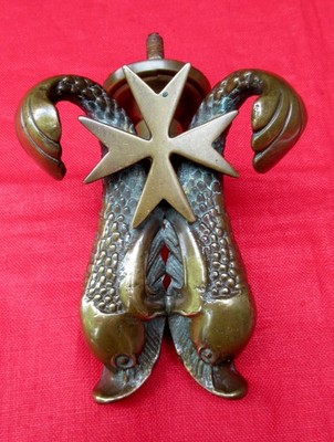 Großer antiker Messing Türklopfer Malteserkreuz & zwei Fische 11 cm lang.