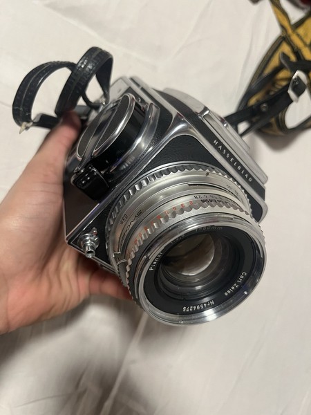 Hasselblad 500C + Zeiss Planar 80mm f/2.8 Chrome Silver + A12