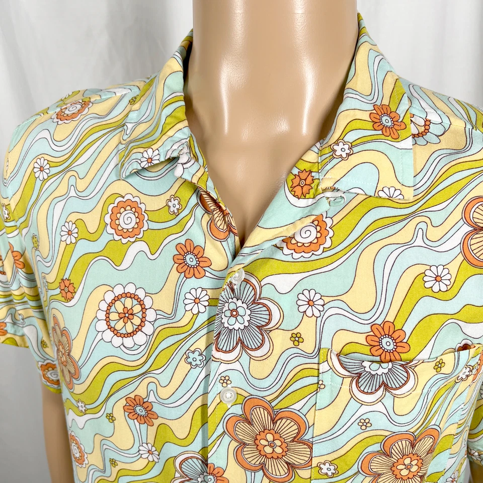 Super Massive Men's Small Green Psychedelic Floral Short Sleeve Button-Up Shirt - Image 2 of 4