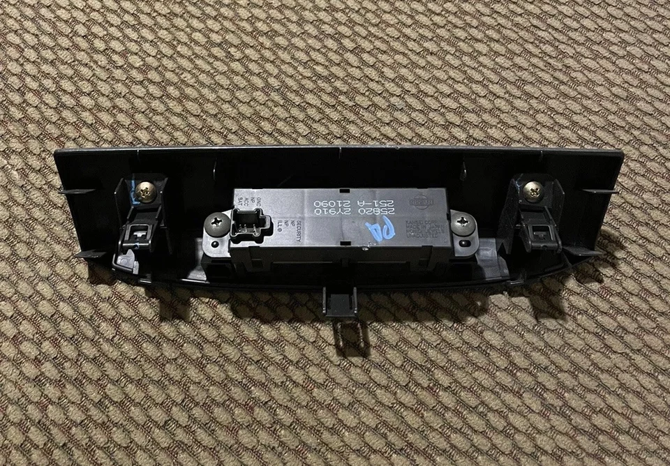 Отделочный ободок для цифровых часов приборной панели 2000-2003 Nissan Maxima черный B144-193858 от оригинального производителя - Изображение 2 из 2