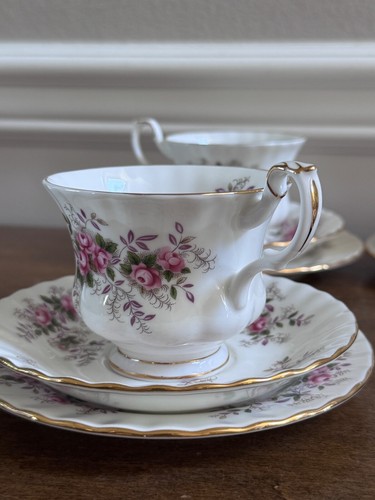 4 SETS ROYAL ALBERT LAVENDER ROSE CUP SAUCER & SAUCER W/ BREAD & BUTTER PLATE - Picture 6 of 10