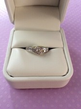 PRE OWNED/SECOND HAND. 9CT WHITE GOLD SOLITAIRE DIAMOND RING (B159)