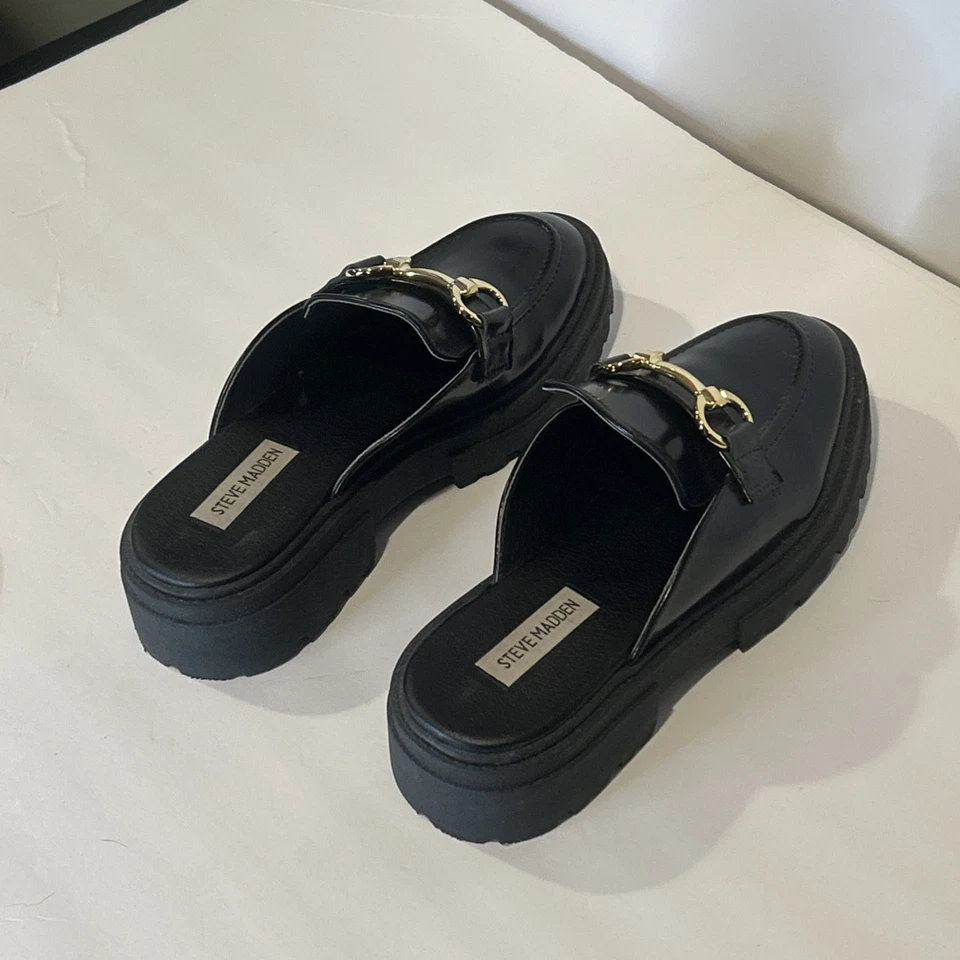 Mulas Steve Madden negras doradas con hebilla para niñas talla 6,5 Foto 4 de 4