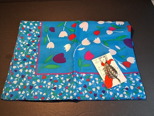Womans Tulip Scarf Approximat 31x30 With Gold-tone Leaf Clip Booklet How To Ware - Foto 1 di 5