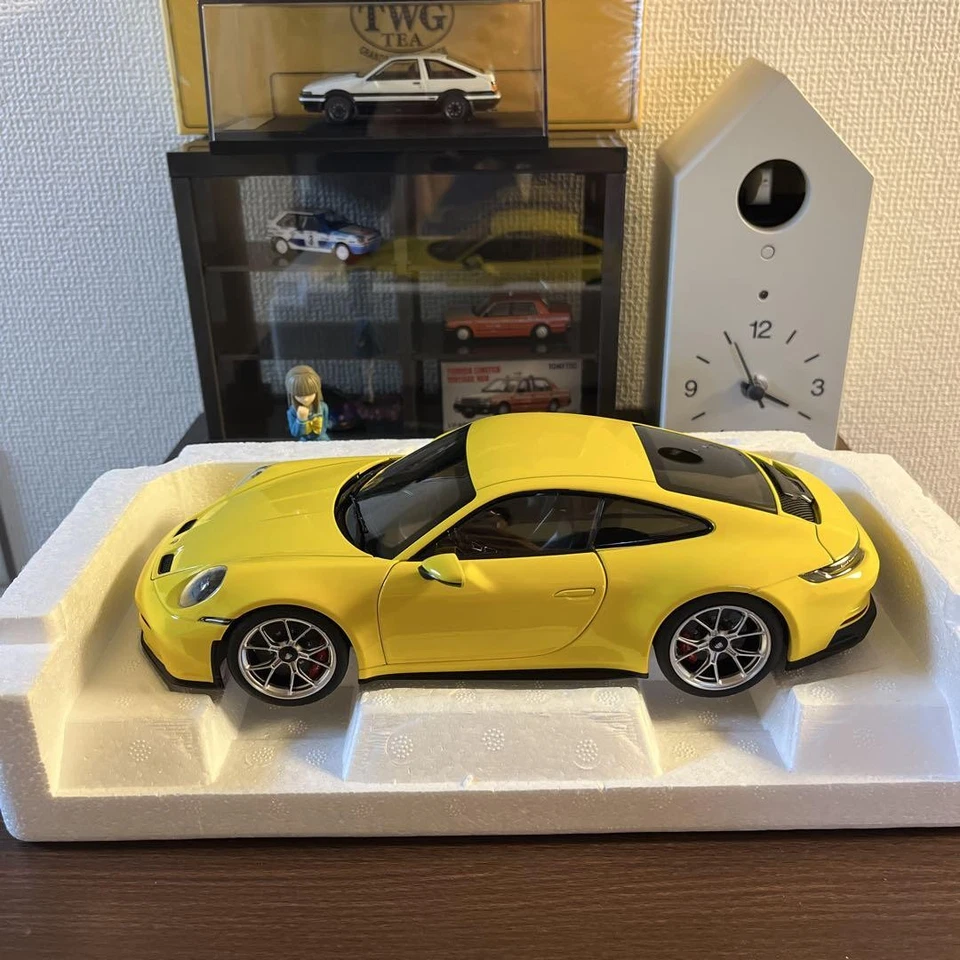 Coche modelo amarillo Norev 1/18 Porsche 911 GT3 2021 Foto 3 de 4