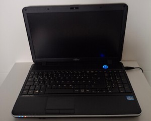 Fujitsu-Siemens Lifebook A512 Display 15,6"  Netbook  Lap Top  ( 1137 )