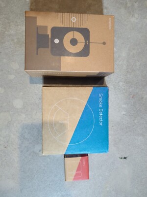 Simplisafe Set- Indoor Camera, Smoke Detector, Entry Sensor