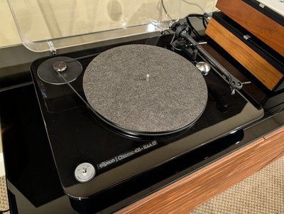 Elipson Chroma 400 RIAA BT Turntable - Built-in Preamp/Bluetooth! (Oak or Black)