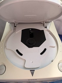 Sega Dreamcast Console With 4 Games One Controller And Vmu Cables Included