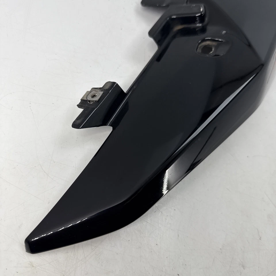 Carenado trasero Aprilia Shiver SL750 3013 negro R/H Pt.no AP89704700XN5 #Y1 Foto 2 de 4