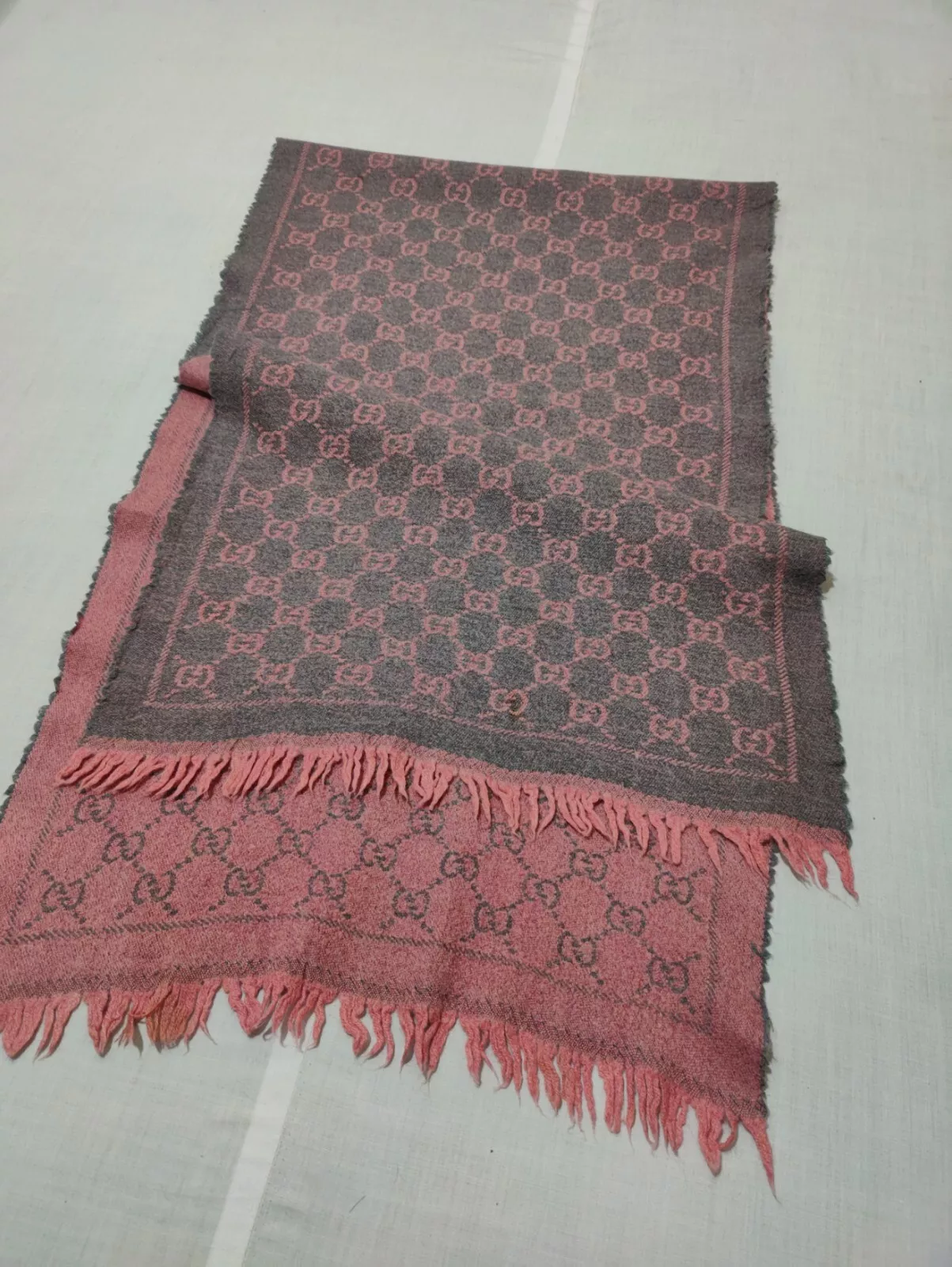Authentique Gucci écharpe châle étole rose gris logo GG silencieux unisexe