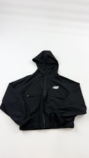 Chaqueta New Balance Niñas Pequeña Negra Con Capucha Cremallera Completa Elastizada Margarita Logo Bolsillos