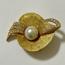 Pearl And Rhinestone On The Half Shell Brooch Pin