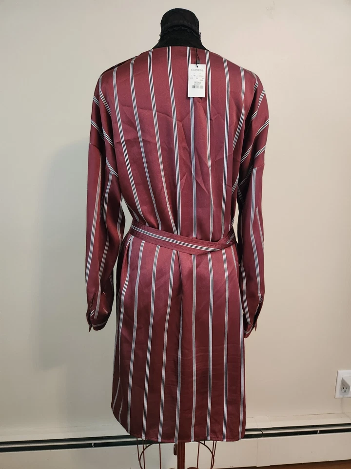 Nuevo con etiquetas Vestido Camisa Express M Satinado Borgoña Vino Rayas Cerradura Cinturón Mediano Foto 4 de 4