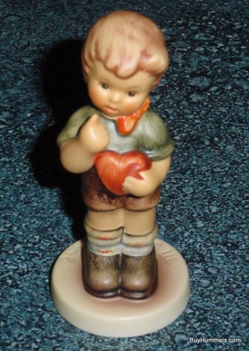 "Sei mein" Goebel Hummel Figur #2050/B Junge mit Herz - 1. Ausgabe - süßes Geschenk!
