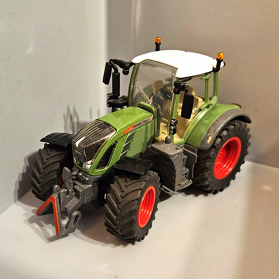 Siku 1:32 Fendt 724 Vario Traktor